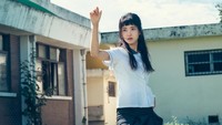 Di masa tersebut, persahabatan dan cinta terjalin erat, namun ada satu keputusan menyayat hati yang diambil. Foto: (dok. Netflix)