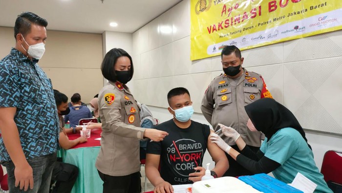 Vaksin digencarkan di Tanjung Duren, Jakarta Barat.