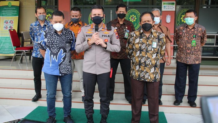 Kapolresta Malang Kota, Kombes Pol Budi Hermanto saat berfoto bersama dengan Ketua PN Malang Judi Prasetya dan jajaran pejabat PN Malang (Muhammad Aminudin)