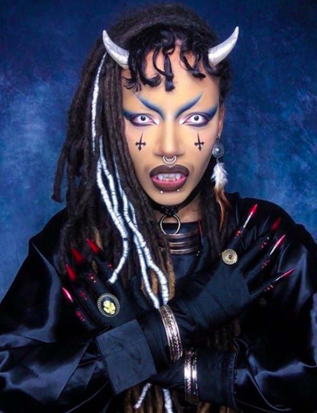  Dengan percaya diri, Vlad pun akan keluar rumah dengan penampilan ekstremnya itu. Tak lupa, dia selalu mengenakan akseori tanduk.Foto: dok. Instagram/@vladvonkitsch