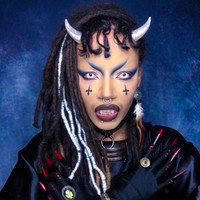  Dengan percaya diri, Vlad pun akan keluar rumah dengan penampilan ekstremnya itu. Tak lupa, dia selalu mengenakan akseori tanduk.Foto: dok. Instagram/@vladvonkitsch