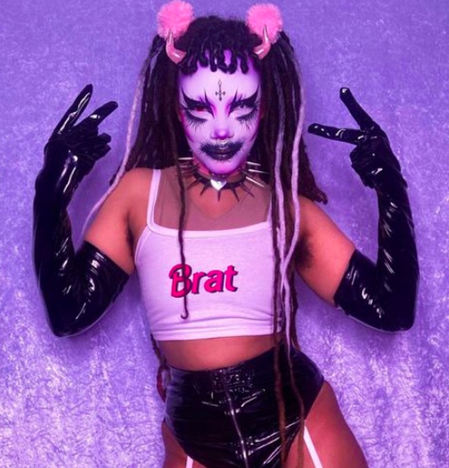 Vlad Von Kitch, wanita asal Brighton, Inggris dengan penampilan yang tidak biasa. Hari-harinya, dia biasa tampil dengan wajah yang sudah dicorat-coret di-face painting. Foto: dok. Instagram/@vladvonkitsch