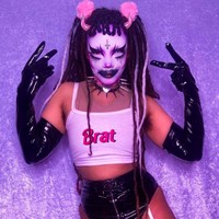 Vlad Von Kitch, wanita asal Brighton, Inggris dengan penampilan yang tidak biasa. Hari-harinya, dia biasa tampil dengan wajah yang sudah dicorat-coret di-face painting. Foto: dok. Instagram/@vladvonkitsch