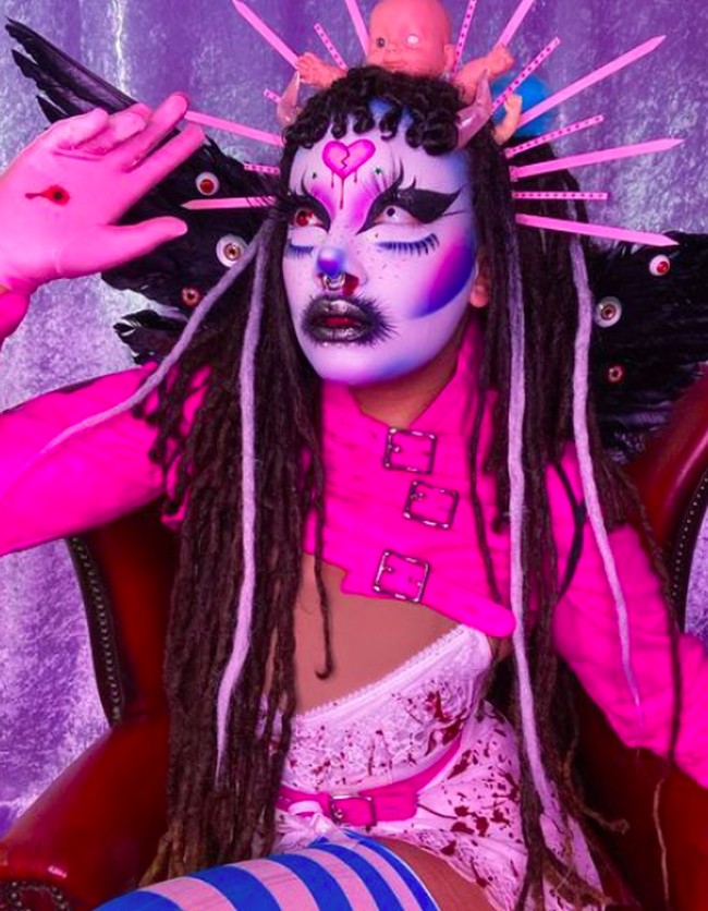 Penampilannya saat ini ternyata hasil dari bully-an di masa lalunya. Vlad mengaku sejak kecil dia tidak pernah memiliki banyak teman. Foto: dok. Instagram/@vladvonkitsch