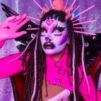 Penampilannya saat ini ternyata hasil dari bully-an di masa lalunya. Vlad mengaku sejak kecil dia tidak pernah memiliki banyak teman. Foto: dok. Instagram/@vladvonkitsch