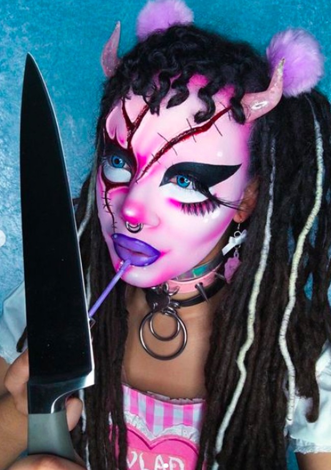 “Tumbuh menjadi orang dengan kulit hitam dan trans kamu belajar bahwa dunia menganggap kamu sebagai ancaman. Diberitahu bahwa kamu adalah monster sepanjang hidupmu, aku akhirnya menerima keburukan itu dan menjadi iblis yang selalu aku inginkan,” ungkap Vlad, seperti dikutip The Sun. Foto: dok. Instagram/@vladvonkitsch