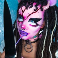 “Tumbuh menjadi orang dengan kulit hitam dan trans kamu belajar bahwa dunia menganggap kamu sebagai ancaman. Diberitahu bahwa kamu adalah monster sepanjang hidupmu, aku akhirnya menerima keburukan itu dan menjadi iblis yang selalu aku inginkan,” ungkap Vlad, seperti dikutip The Sun. Foto: dok. Instagram/@vladvonkitsch