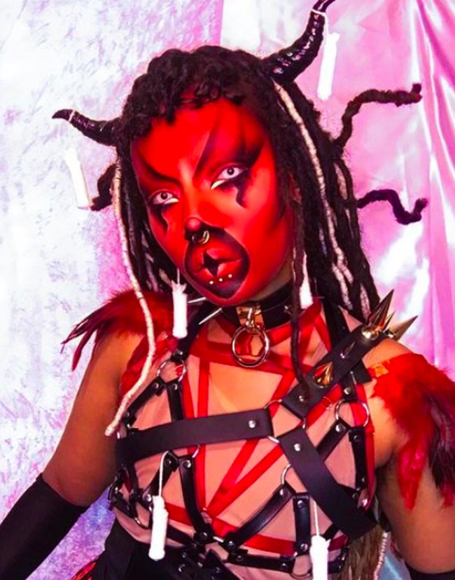 Beginilah penampilan menyeramkannya dengan wajah yang telah dicat merah seperti setan. dia bahkan tidak ragu tampil ekstrim seperti ini di luar rumah. Foto: dok. Instagram/@vladvonkitsch