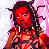 Beginilah penampilan menyeramkannya dengan wajah yang telah dicat merah seperti setan. dia bahkan tidak ragu tampil ekstrim seperti ini di luar rumah. Foto: dok. Instagram/@vladvonkitsch