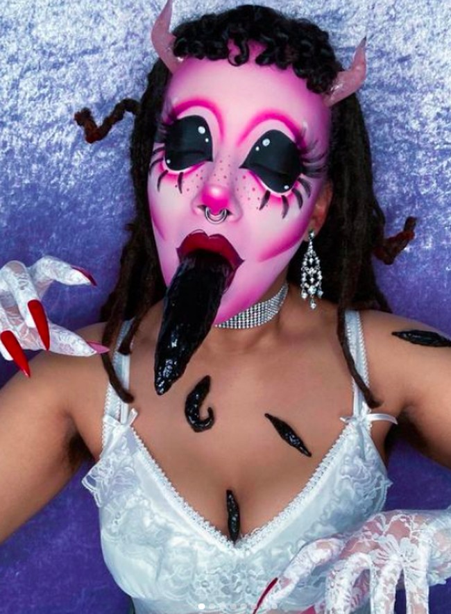 Bukan sekadar karena menyukai dunia makeup, Vlad meyakini dirinya sebagai boneka setan. Dia pun mengaku dirinya sebagai monster. Foto: dok. Instagram/@vladvonkitsch