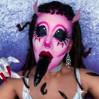 Bukan sekadar karena menyukai dunia makeup, Vlad meyakini dirinya sebagai boneka setan. Dia pun mengaku dirinya sebagai monster. Foto: dok. Instagram/@vladvonkitsch