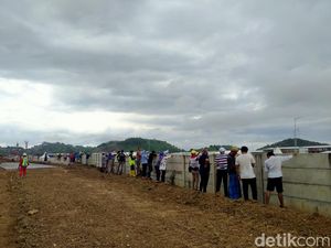 Ingin Tonton Tes MotoGP, Warga di Mandalika Rela Berjinjit di Balik Pagar