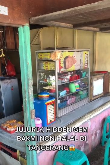 Warung bakmi babi 'hidden gem' di Tangerang milik kakek berusia 70 tahun mendadak viral. Hal ini terjadi setelah seorang TikToker mencicipi lezatnya bakmi babi itu.