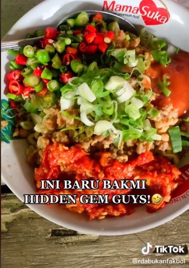 Warung bakmi babi 'hidden gem' di Tangerang milik kakek berusia 70 tahun mendadak viral. Hal ini terjadi setelah seorang TikToker mencicipi lezatnya bakmi babi itu.