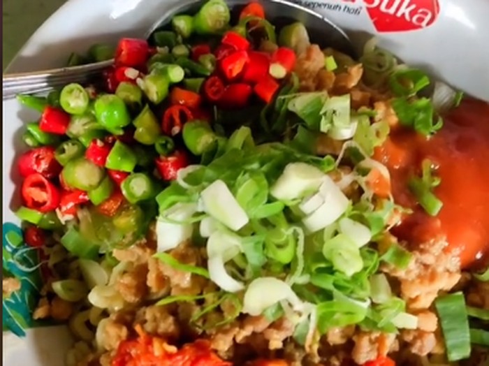 Warung bakmi babi hidden gem di Tangerang milik kakek berusia 70 tahun mendadak viral. Hal ini terjadi setelah seorang TikToker mencicipi lezatnya bakmi babi itu.