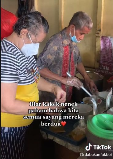 Warung bakmi babi 'hidden gem' di Tangerang milik kakek berusia 70 tahun mendadak viral. Hal ini terjadi setelah seorang TikToker mencicipi lezatnya bakmi babi itu.