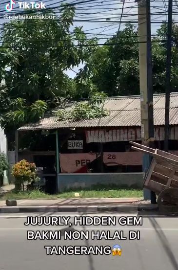 Warung bakmi babi 'hidden gem' di Tangerang milik kakek berusia 70 tahun mendadak viral. Hal ini terjadi setelah seorang TikToker mencicipi lezatnya bakmi babi itu.