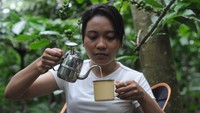 Wisatawan mencoba meracik kopi di kebun kopi kaki Gunung Merbabu, Banyuanyar, Ampel, Boyolali, Jawa Tengah.