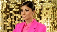Sosoknya mengenakan jas pink neon dengan perhiasan, Outfit ini dikenakan Zendaya pada tahun 2016 saat berjalan di atas karpet merah dalam event Gala Masyarakat Kemanusiaan Amerika Serikat. (Madame Tussauds London)