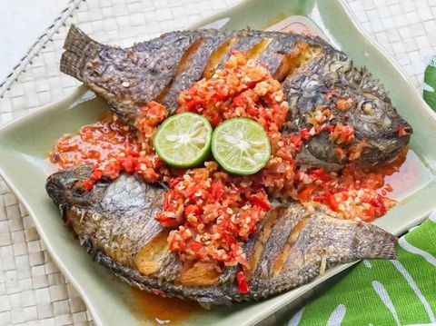 10 Resep Ikan Goreng Berbumbu Sedap, Cabe Ijo hingga Sambal Kencur