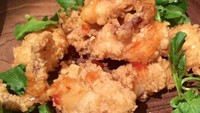 Makanan Thailand terkenal dengan bumbu yang terasa asam, pedas, dan manis. Bumbu ini juga enak dipadukan dengan fillet ikan goreng tepung. Kamu bisa memakai ikan kakap merah atau dori sebagai bahan utamanya. Begini cara membuatnya. Foto: Pujiyanti Abidin