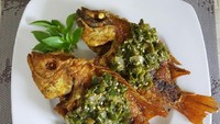 Gurih garingnya ikan nila goreng paling enak ditambahkan bumbu cabe ijo. Penambahan tomat hijau segar bikin rasanya makin enak. Menu sederhana ini pasti bisa bikin kamu semangat makan. Yuk bikin dengan mengintip resep ini. Foto: detikfood