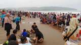 Abai Prokes! Wisatawan Padati Pantai Pangandaran
