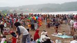 Abai Prokes! Wisatawan Padati Pantai Pangandaran