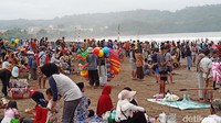 Selain itu pedagang asongan turut penuhui bibir pantai, tempat wisatawan melakukan aktivitas berenang dan bermain.