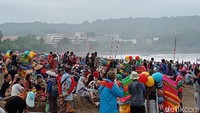 Melihat keramaian di pantai Pangandaran, Polres Ciamis langsung gelar patroli protokol kesehatan. Para personel Sat Pol Air Polres Ciamis menyampaikan imbauan tentang pencegahan penyebaran Covid-19.
