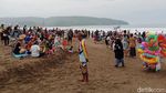 Abai Prokes! Wisatawan Padati Pantai Pangandaran
