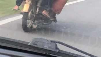 Pegangan yang kuat ya... Foto: Kids in Predicaments