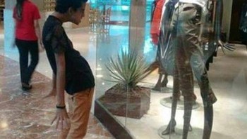 Mengikuti gaya manekin. Foto: Kids in Predicaments