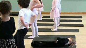 Malah tiduran...Foto: Kids in Predicaments