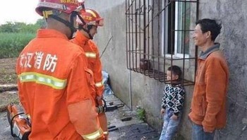 Terperangkap di tralis. Foto: Kids in Predicaments