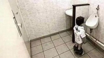 Urinoirnya lebih tinggi...Foto: Kids in Predicaments
