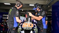 Teknisi mengisi bahan bakar ke dalam tangki sepeda motor pembalap Monster Energy Yamaha Fabio Quartararo pada hari kedua tes pramusim di Sirkut Pertamina Mandalika.