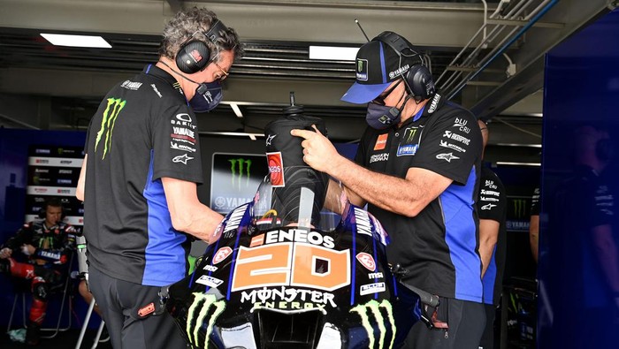 Pembalap Repsol Honda Team MotoGP Marc Marquez melaju menuju lintasan pada hari kedua tes pramusim MotoGP 2022 di Pertamina Mandalika International Street Circuit, Lombok Tengah, NTB, Sabtu (12/2/2022). Sesi tes pramusim di sirkuit Mandalika tersebut akan berlangsung hingga Minggu (13/2/2022). ANTARA FOTO/Andika Wahyu/pras.