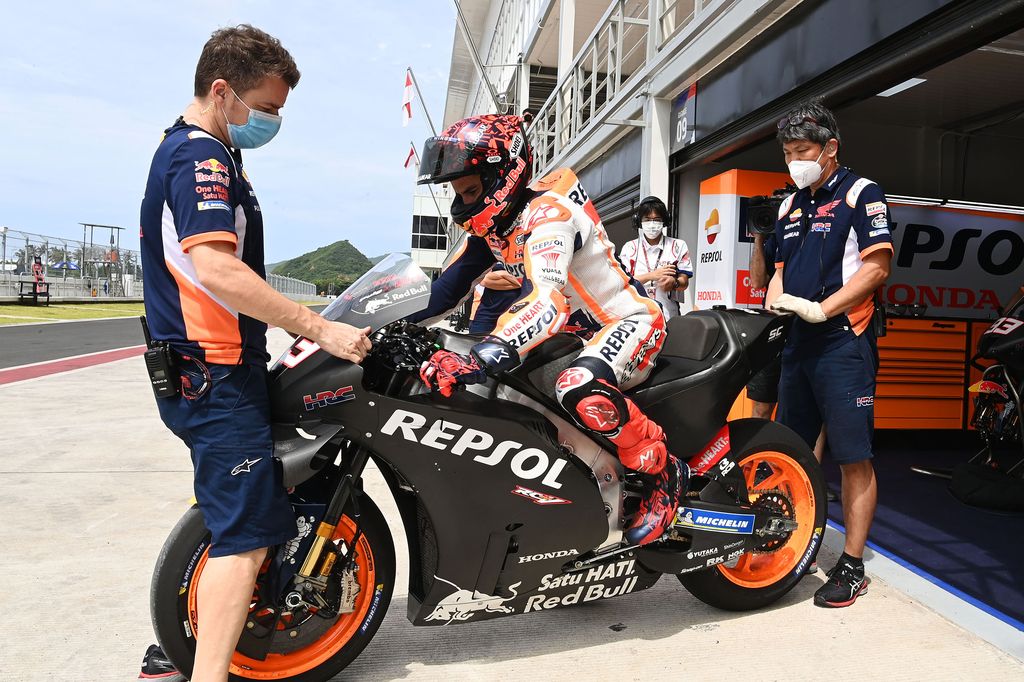 Pembalap Repsol Honda Team MotoGP Marc Marquez melaju menuju lintasan pada hari kedua tes pramusim MotoGP 2022 di Pertamina Mandalika International Street Circuit, Lombok Tengah, NTB, Sabtu (12/2/2022). Sesi tes pramusim di sirkuit Mandalika tersebut akan berlangsung hingga Minggu (13/2/2022). ANTARA FOTO/Andika Wahyu/pras.