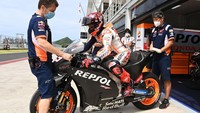 Pebalap Repsol Honda Team MotoGP Marc Marquez bersiap menuju lintasan pada hari kedua tes pramusim MotoGP 2022.