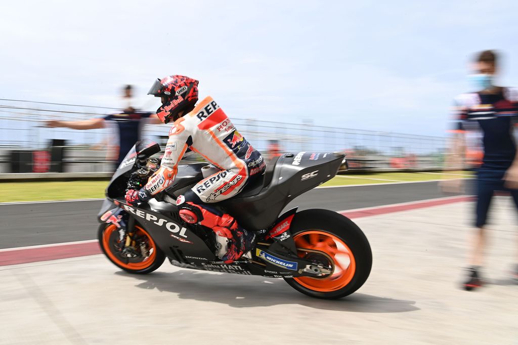 Pembalap Repsol Honda Team MotoGP Marc Marquez melaju menuju lintasan pada hari kedua tes pramusim MotoGP 2022 di Pertamina Mandalika International Street Circuit, Lombok Tengah, NTB, Sabtu (12/2/2022). Sesi tes pramusim di sirkuit Mandalika tersebut akan berlangsung hingga Minggu (13/2/2022). ANTARA FOTO/Andika Wahyu/pras.