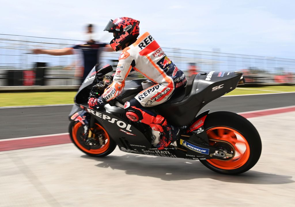 AKSI MARC MARQUEZ PADA HARI KEDUA TES PRAMUSIM MOTOGP 2022 Pembalap Repsol Honda Team MotoGP Marc Marquez melaju menuju lintasan pada hari kedua tes pramusim MotoGP 2022 di Pertamina Mandalika International Street Circuit, Lombok Tengah, NTB, Sabtu (12/2/2022). Sesi tes pramusim di sirkuit Mandalika tersebut akan berlangsung hingga Minggu (13/2/2022). ANTARA FOTO/Andika Wahyu/pras.