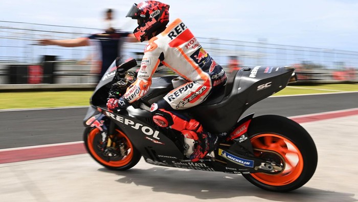 Pembalap Repsol Honda Team MotoGP Marc Marquez melaju menuju lintasan pada hari kedua tes pramusim MotoGP 2022 di Pertamina Mandalika International Street Circuit, Lombok Tengah, NTB, Sabtu (12/2/2022). Sesi tes pramusim di sirkuit Mandalika tersebut akan berlangsung hingga Minggu (13/2/2022). ANTARA FOTO/Andika Wahyu/pras.