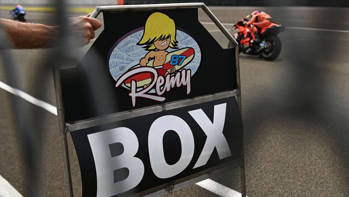 AKSI MARC MARQUEZ PADA HARI KEDUA TES PRAMUSIM MOTOGP 2022 Pembalap Repsol Honda Team MotoGP Marc Marquez melaju menuju lintasan pada hari kedua tes pramusim MotoGP 2022 di Pertamina Mandalika International Street Circuit, Lombok Tengah, NTB, Sabtu (12/2/2022). Sesi tes pramusim di sirkuit Mandalika tersebut akan berlangsung hingga Minggu (13/2/2022). ANTARA FOTO/Andika Wahyu/pras.