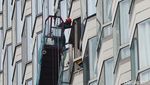 Aksi Pembersih Kaca di Gedung Bertingkat Ibu Kota