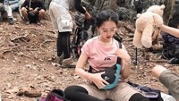  Hisdyll juga hobi mendaki gunung. Saat beristirahat dirinya menyempatkan untuk minum air putih dan beberapa makanan ringan untuk mengganjal perutnya. Foto: Instagram/hisydll