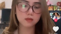 Di rumahnya Hisydll juga seringkali menyimpan beberapa makanan ringan. Membuat video singkat di rumahnya, terlihat deretan camilan yang ada di mejanya. Foto: Instagram/hisydll