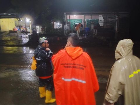 Hujan deras mengguyur Ponorogo sekitar pukul 14.00 WIB. Akibatnya, ada sungai yang meluap hingga melanda permukiman warga.