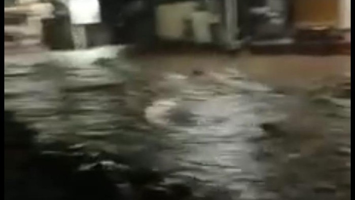 Hujan deras mengguyur Ponorogo sekitar pukul 14.00 WIB. Akibatnya, ada sungai yang meluap hingga melanda permukiman warga.