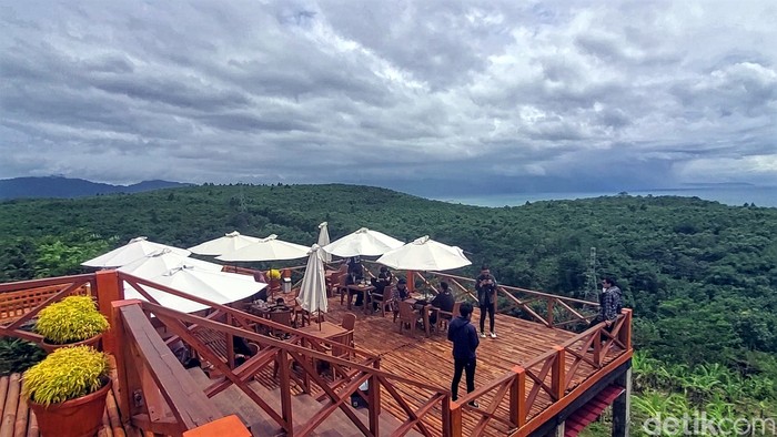 Bukit Durian Sagara, Sukabumi memiliki view menawan, langsung ke Teluk Palabuhanratu.